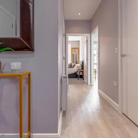 Cozy By Portland Square Gardens *