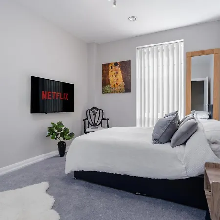 Garden View Serviced Flat By Castle Park, Lift Bristol