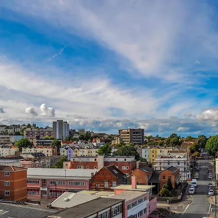 Garden View Serviced Flat By Castle Park, Lift * Bristol