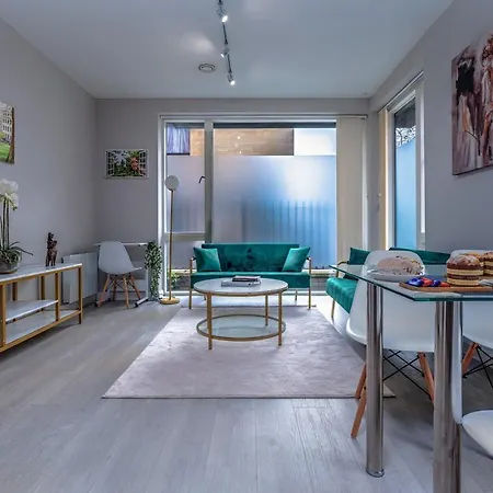 Garden View Serviced Flat Near Castle Park Apartment Bristol