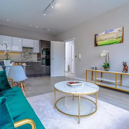 Apartment Garden View Serviced Flat By Castle Park, Lift *
