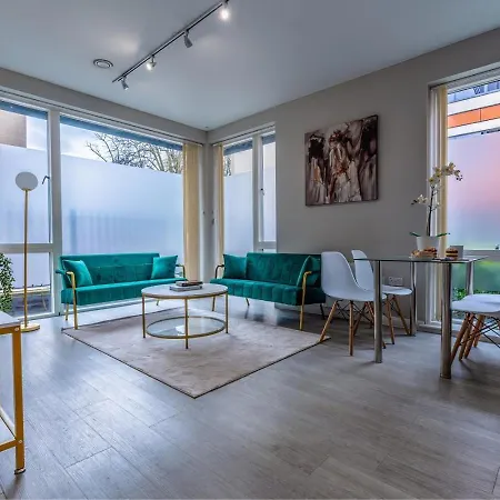 Cozy By Portland Square Gardens