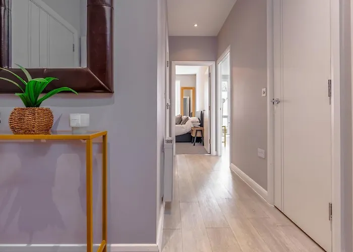 Garden View Serviced Flat Near Castle Park *