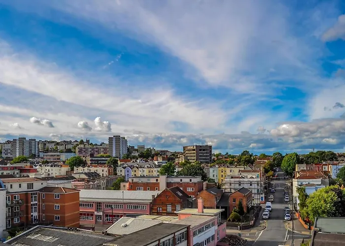 Garden View Serviced Flat Near Castle Park * Bristol