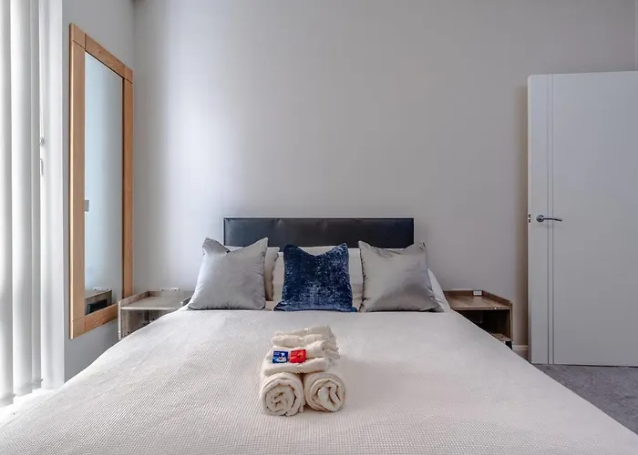 Garden View Serviced Flat By Castle Park, Lift Апартаменты *