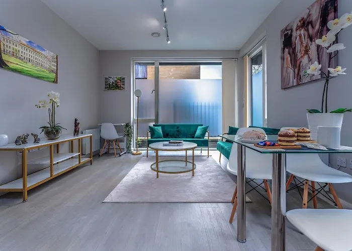 Garden View Serviced Flat By Castle Park, Lift Апартаменты Бристоль