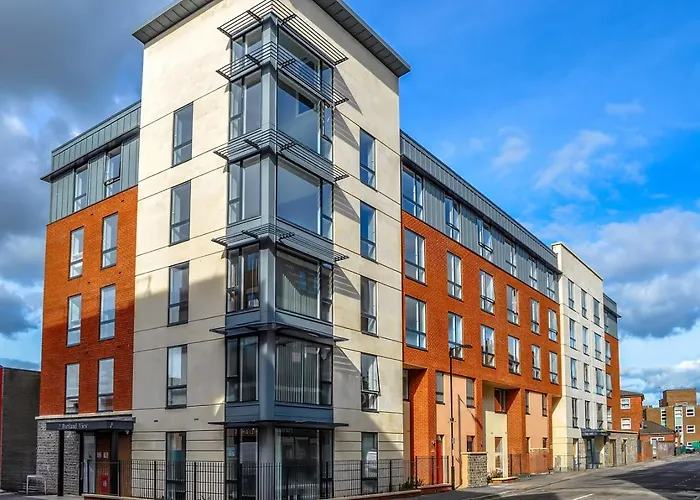 Апартаменты Garden View Serviced Flat By Castle Park, Lift Бристоль