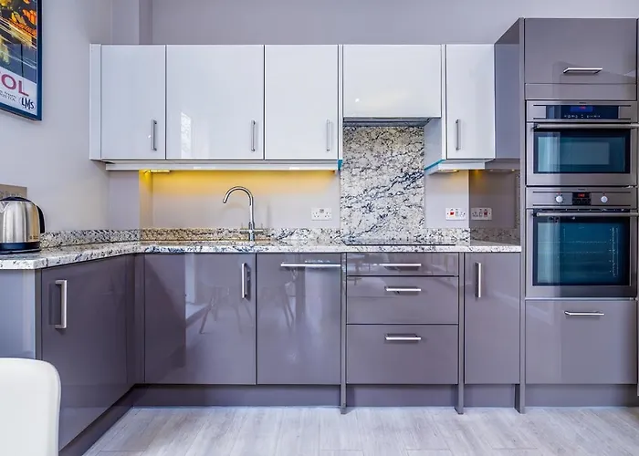 Garden View Serviced Flat By Castle Park, Lift Апартаменты Бристоль