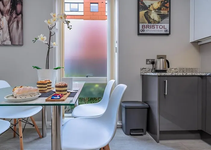 Апартаменты Garden View Serviced Flat By Castle Park, Lift Бристоль