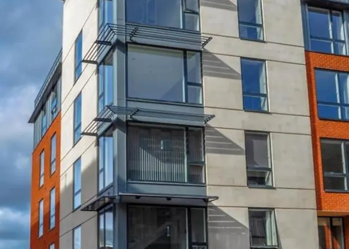 Апартаменты Garden View Serviced Flat By Castle Park, Lift