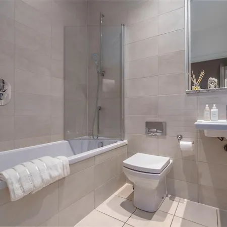 Cozy By Portland Square Gardens