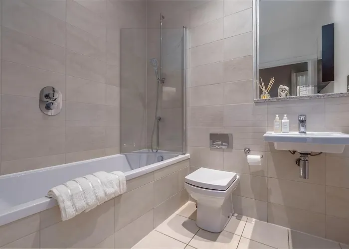 Garden View Serviced Flat Near Castle Park